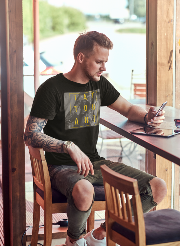 BRNSWK Style Tattoo Art Sitzende Frau Kurzärmeliges Unisex-T-Shirt